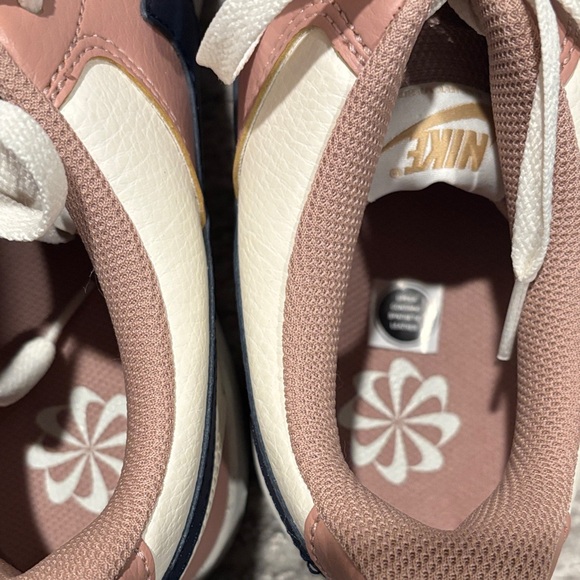 Nike Blush and Cream Sneakers with Navy Accent size 10.5 - Picture 4 of 9